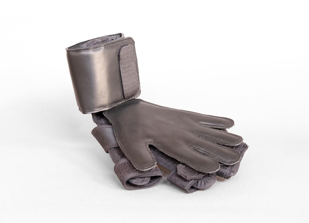 Glove.rehab: Handcrafted L-Shaped Glove + hand-rehabilitation App– patent pending.