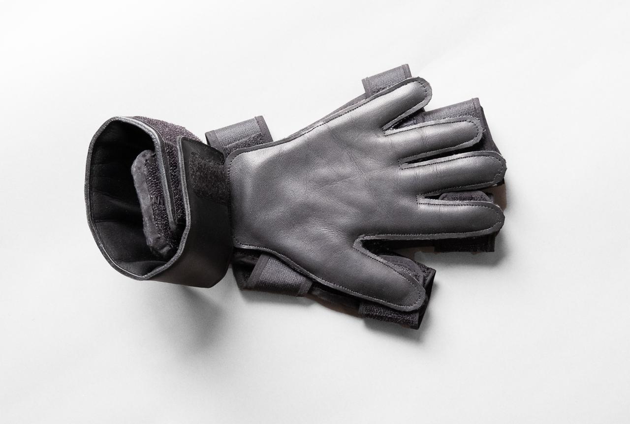 Glove.rehab: Handcrafted L-Shaped Glove + hand-rehabilitation App– patent pending.